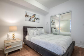 Amazing Condo Beside CN TOWER - FREE PARKING